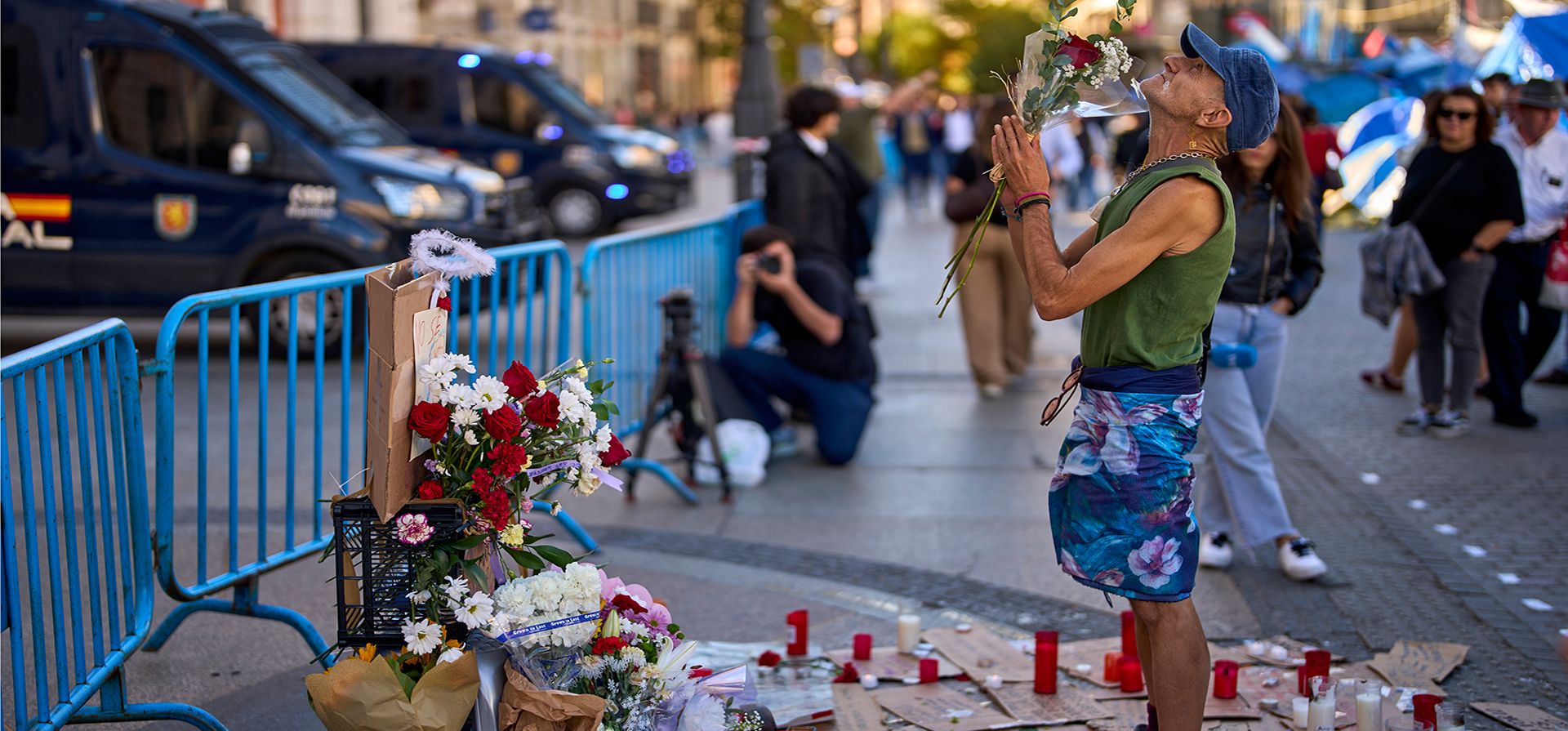Un hombre reza junto a flores y velas en la Puerta del Sol, en Madrid (España), mientras activistas acampan tras conocerse la noticia del fallecimiento de María del Carmen Abascal, de 87 años, cuyo desahucio de su vivienda desencadenó protestas en todo el país. Jueves, 8 de octubre de 2026. (Foto AP/Manu Fernández) Un hombre reza junto a flores y velas en la Puerta del Sol, en Madrid (España), mientras activistas acampan tras conocerse la noticia del fallecimiento de María del Carmen Abascal, de 87 años, cuyo desahucio de su vivienda desencadenó protestas en todo el país. Jueves, 8 de octubre de 2026. (Foto AP/Manu Fernández)