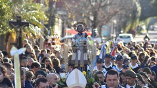 San Cayetano convocó a miles de fieles en Santa Fe con un pedido que sigue vigente: paz, pan y trabajo