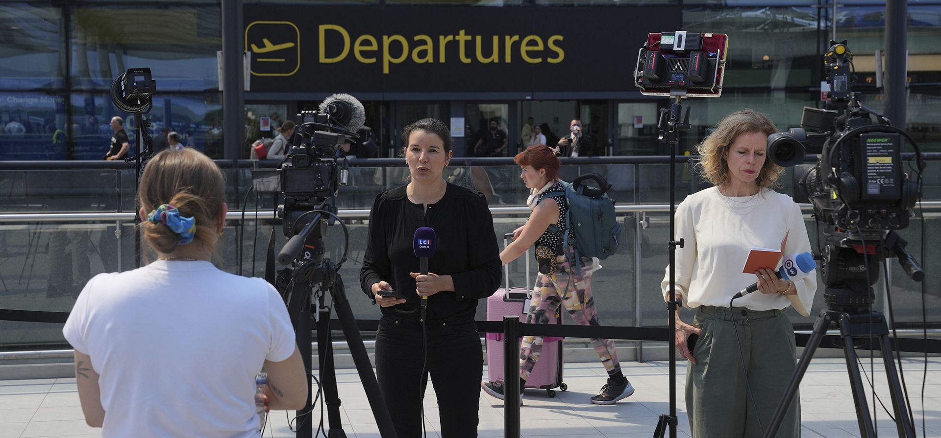Periodistas trabajan en el exterior del Aeropuerto de Gatwick, cerca de Londres, el jueves 12 de junio de 2025, después de que un avión de Air India con destino a Londres se estrellara en Ahmedabad, India, con más de 240 personas a bordo. (Foto AP/Kin Cheung) Periodistas trabajan en el exterior del Aeropuerto de Gatwick, cerca de Londres, el jueves 12 de junio de 2025, después de que un avión de Air India con destino a Londres se estrellara en Ahmedabad, India, con más de 240 personas a bordo. (Foto AP/Kin Cheung)