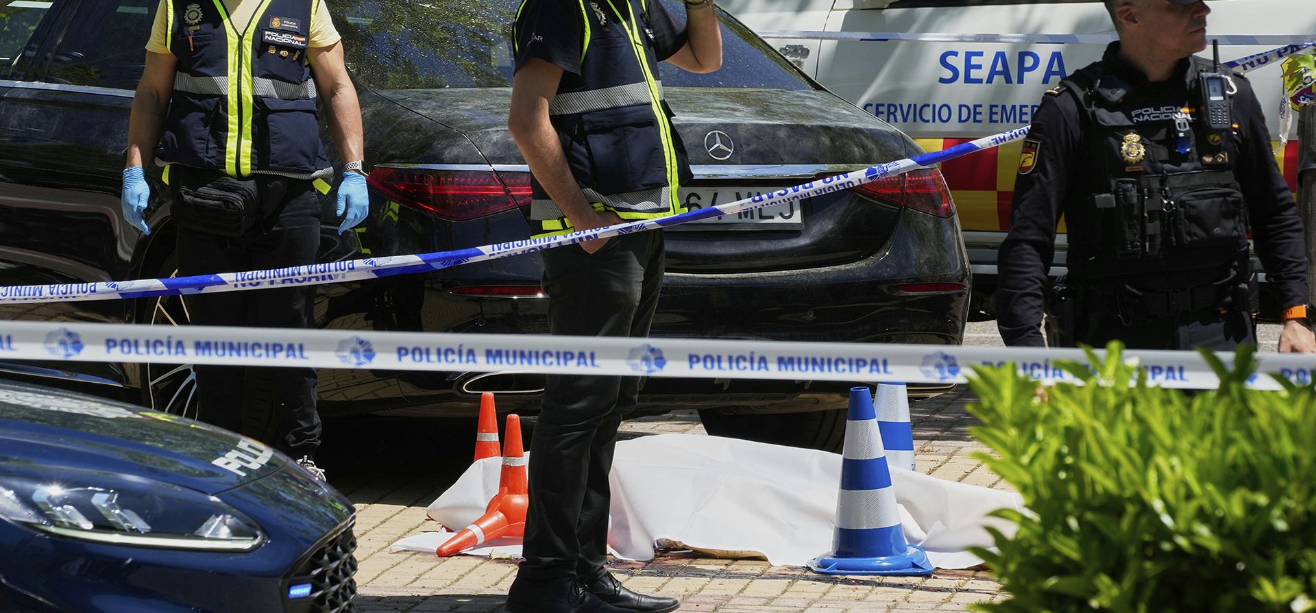Miembros de la policía judicial en el lugar del tiroteo contra Andriy Portnov, asesor del expresidente ucraniano Viktor Yanukovych, frente a un colegio en Madrid, España, el miércoles 21 de mayo de 2025. (Foto AP/Paul White) Miembros de la policía judicial en el lugar del tiroteo contra Andriy Portnov, asesor del expresidente ucraniano Viktor Yanukovych, frente a un colegio en Madrid, España, el miércoles 21 de mayo de 2025. (Foto AP/Paul White)