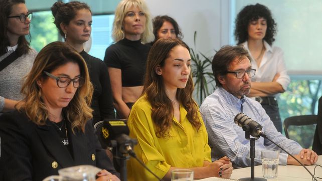 La actriz Thelma Fardin durante la rueda de prensa realizada este sábado en la sede porteña de Amnistía Internacional.