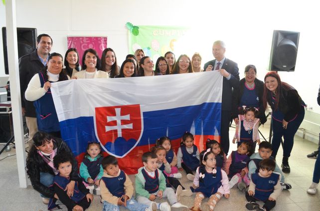 El embajador eslovaco Ratislav Hindicky y el intendente Enri Vallejos celebraron la diversidad y la cooperación internacional en Reconquista.