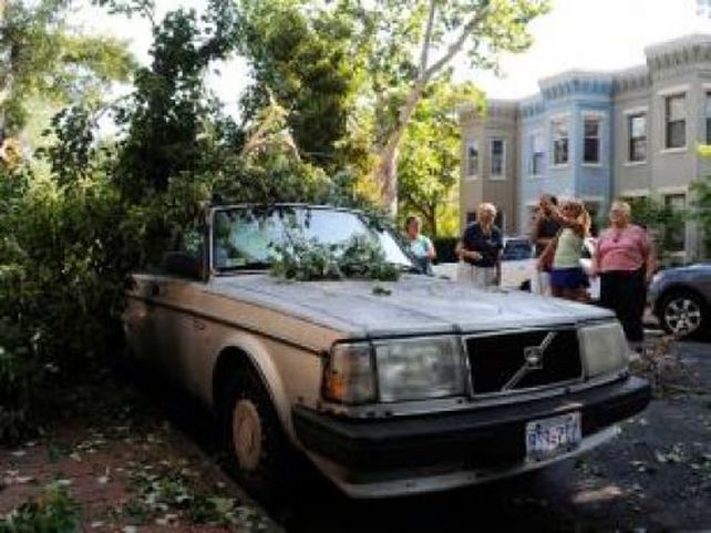 Las tormentas del viernes llegaron con poco aviso y dejaron a oscuras 3 millones de viviendas y negocios desde Virginia Occidental hasta Ohio e Illinois.