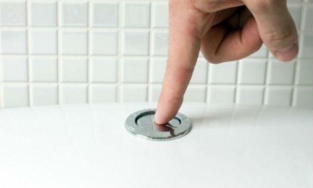 La mujer se sobresaltó al estallar su artefacto de baño y sus vecinos temieron lo peor.