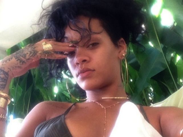 Rihanna calentó Instagram con su belleza natural