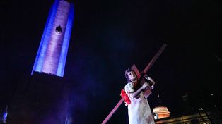 El Vía Crucis personificado puso a los rosarinos en la piel de Jesús