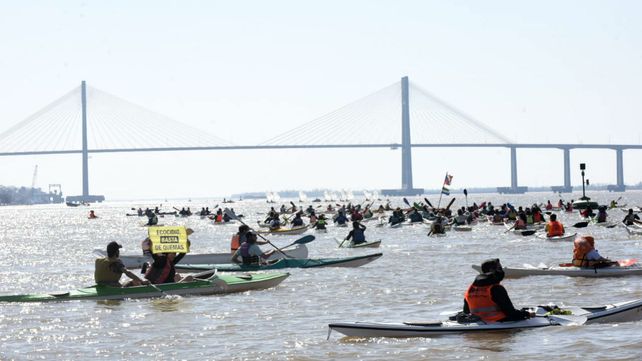 Una caravana por el río contra la quema en las islas y la ley de humedales