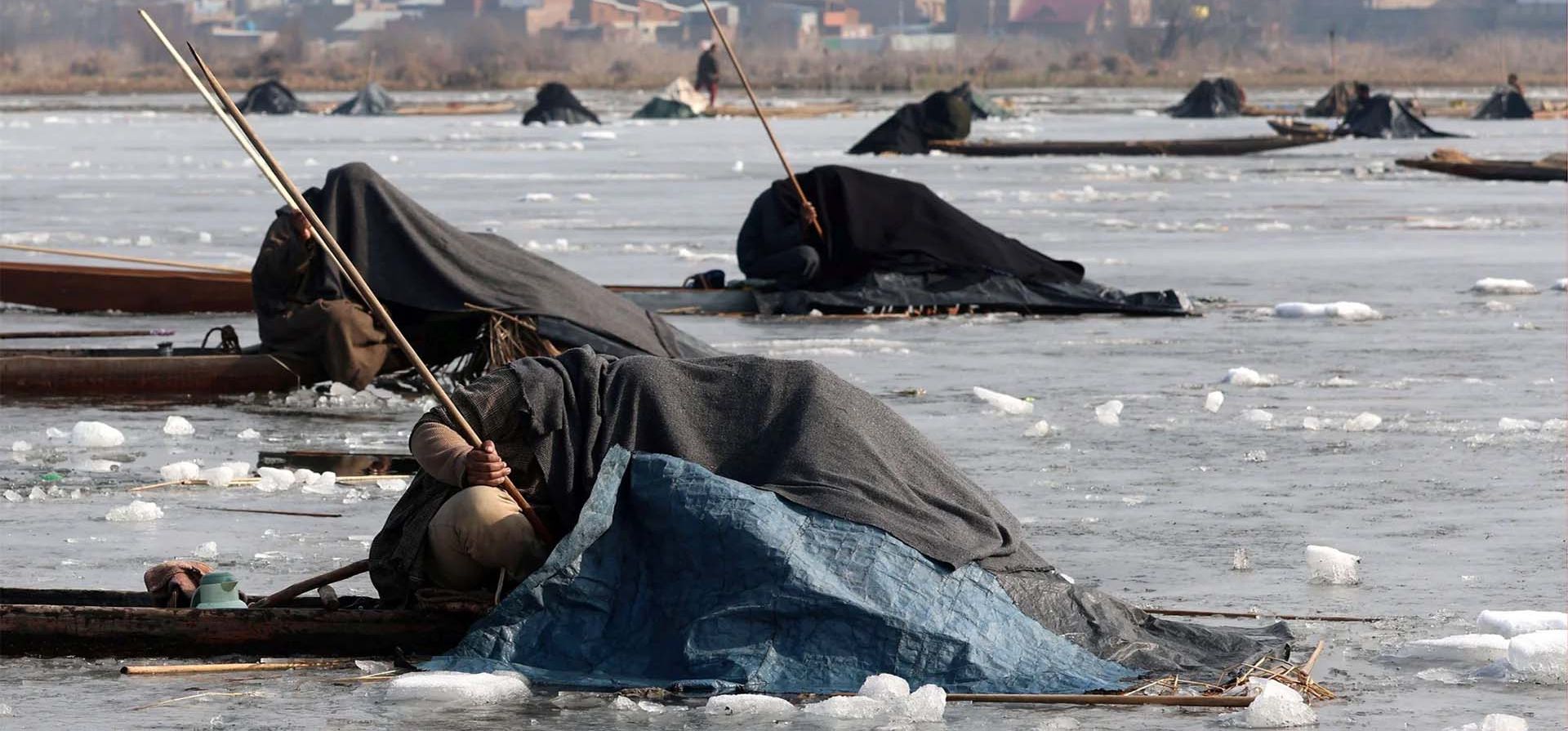 Pescadores de Cachemira se cubren la cabeza y parte de sus botes con mantas y paja para camuflarse mientras capturan peces en las aguas heladas del lago Anchar, Srinagar, India. Fotografía: Farooq Khan/EPA Pescadores de Cachemira se cubren la cabeza y parte de sus botes con mantas y paja para camuflarse mientras capturan peces en las aguas heladas del lago Anchar, Srinagar, India. Fotografía: Farooq Khan/EPA