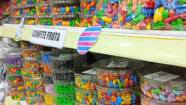 Por la crisis, más familias optan por elaborar sus huevos de Pascua