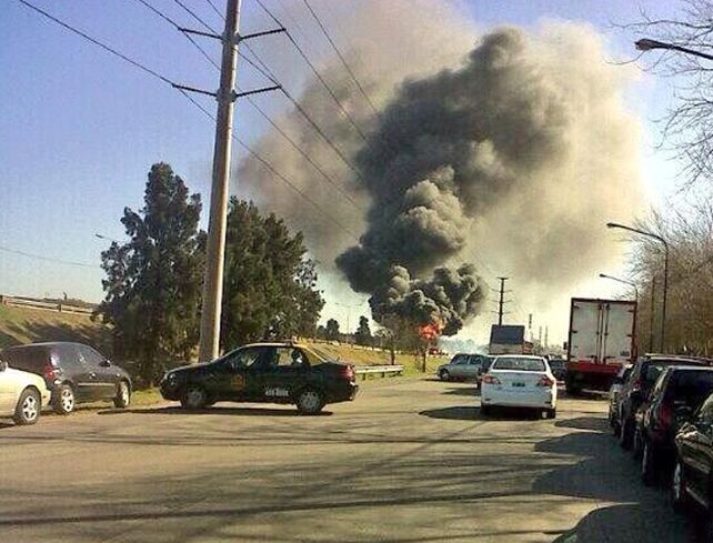 Un camión cisterna con combustible chocó y ardió en Circunvalación en Rosario