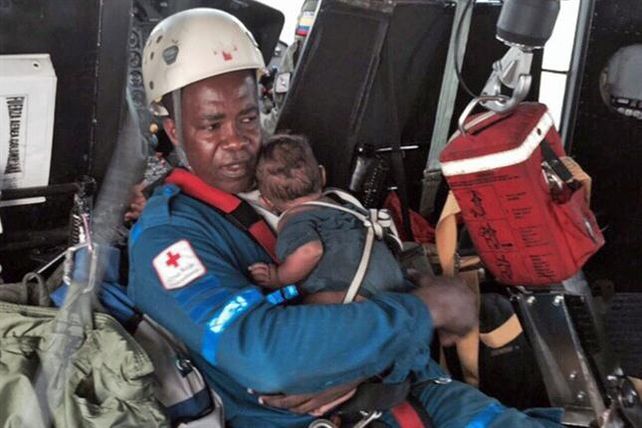 Salvador. Acisclo Rentería sostiene en brazos a Yudier en el helicóptero que los trasladó a un hospital.