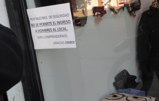 Por los robos, aplican derecho de admisión a hombres en tienda de ropa femenina