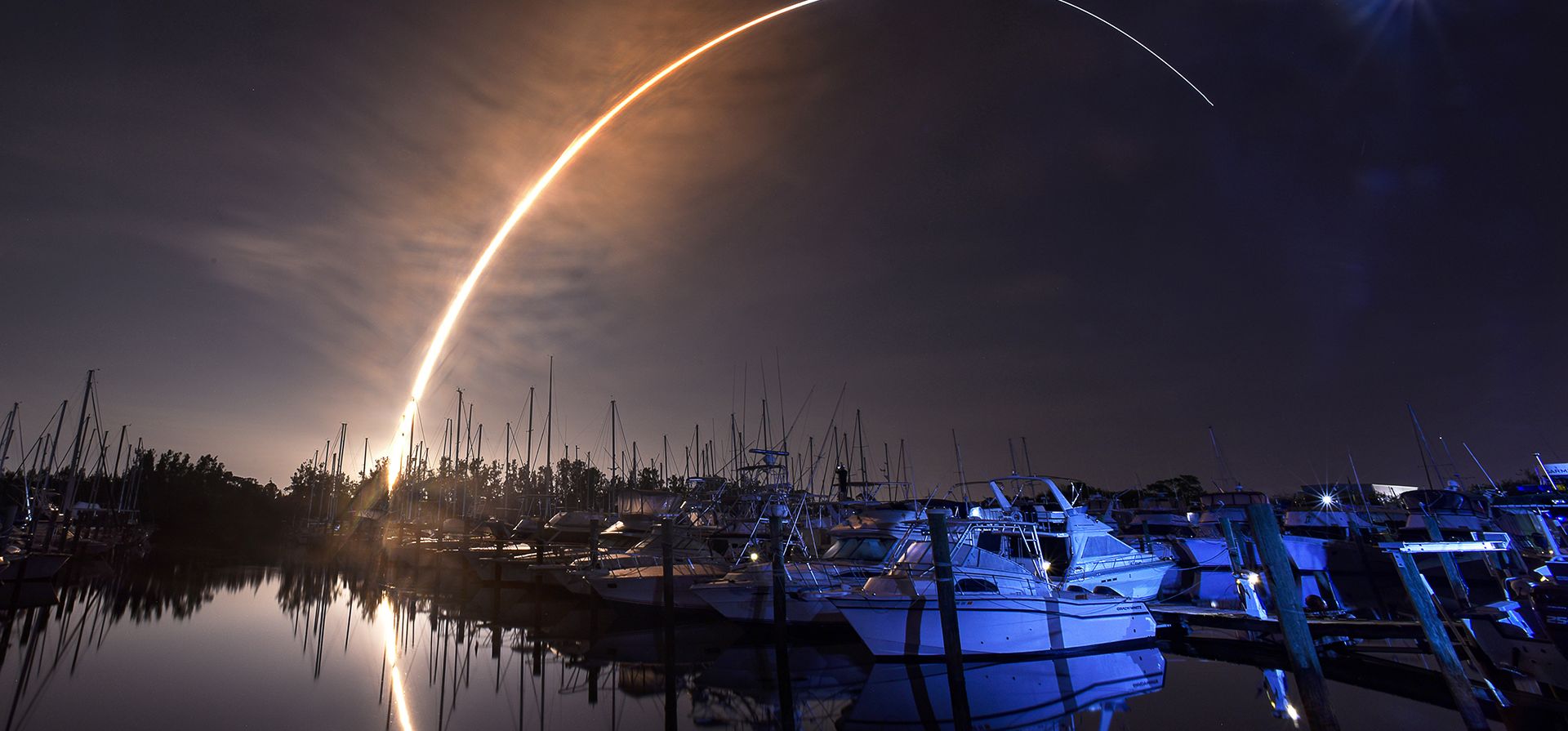 El cohete de la NASA despega del Centro Espacial Kennedy en Cabo Cañaveral, el miércoles 16 de noviembre de 2022 por la mañana, visto desde Harbour Town Marina en Merritt Island, Florida. 