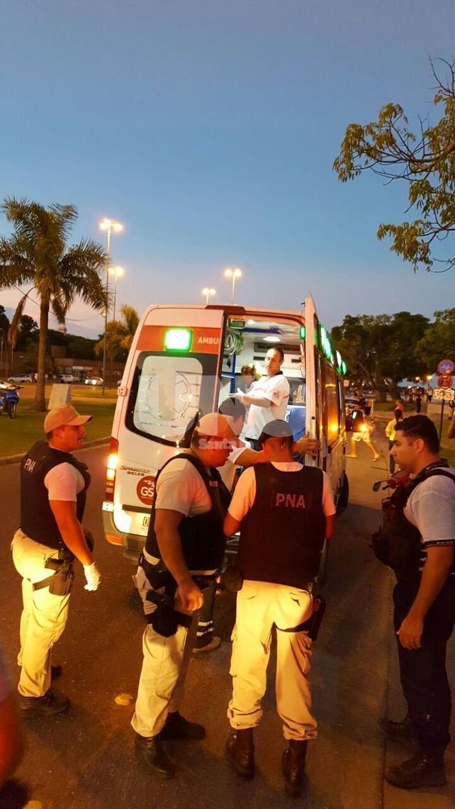 Un pescador se descompuso y cayó desde un pilar del Faro de la Costanera