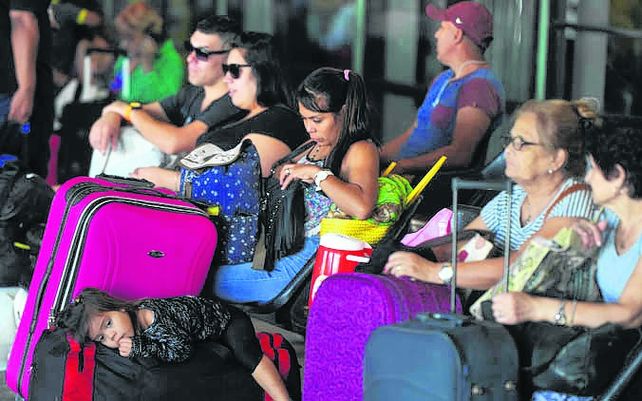 cinco días locos. Los turistas abarrotaron ayer la Terminal de Retiro.