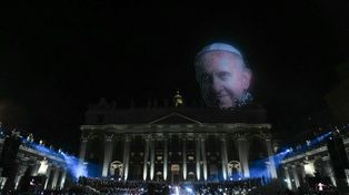 El rostro del Papa Francisco fue recreado con drones