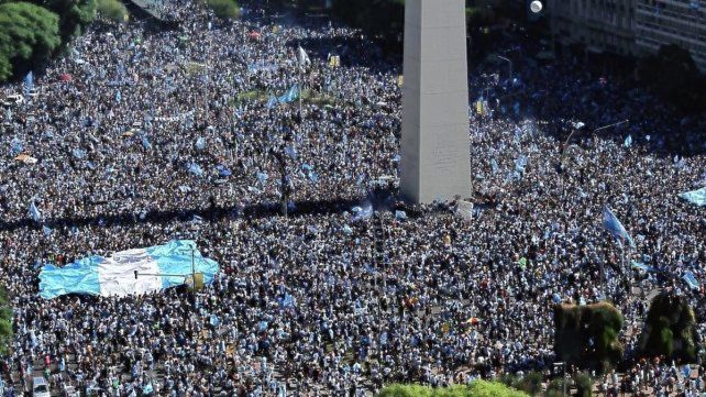 Una marea humana esperó por los campeones del mundo. En el obelisco hubo incidentes.&nbsp;