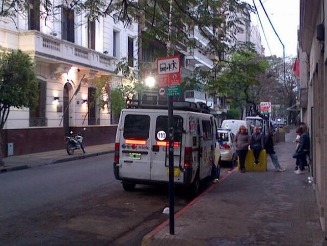 Familiares de los detenidos aguardan novedades frente a la seccional céntrica. (Foto gentileza @PCKassabian)
