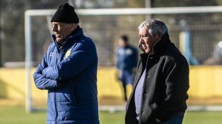 Miguel Ángel Russo y Omar Palma observan un entrenamiento en la última estadía de Miguel en Central.