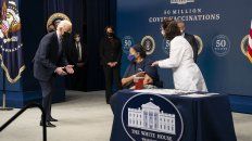 El acto de esta tarde en Washington con Biden saludando a la última mujer inmunizada. El acto de esta tarde en Washington con Biden saludando a la última mujer inmunizada.
