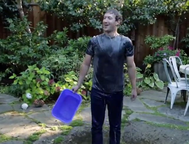 Mark Zukerberg desafió a Bill Gates a que se vacíe un balde de agua helada en la cabeza