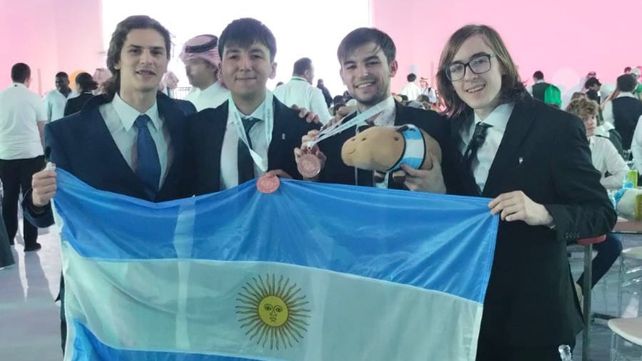 El equipo argentino que compitió en la Olimpíada de Química de Arabia Saudita.