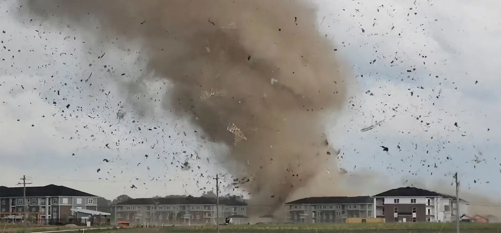 Greenwood, Indiana. Escombros se levantan en el aire durante el clima severo. Fotografía: Eric Ford/TMX/Reuters Greenwood, Indiana. Escombros se levantan en el aire durante el clima severo. Fotografía: Eric Ford/TMX/Reuters