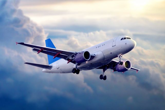 ¡Auxilio!: el piloto se quedó encerrado en el baño en medio de un vuelo
