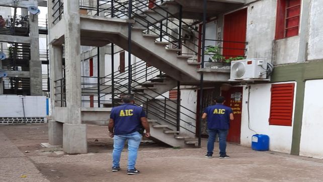 Personal de la AIC Casilda en pleno allanamiento.