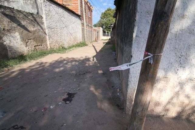 El ingreso al pasillo de pasaje Cerrillos al 3700 donde se desató el brutal enfrentamiento que dejó tres muertos.