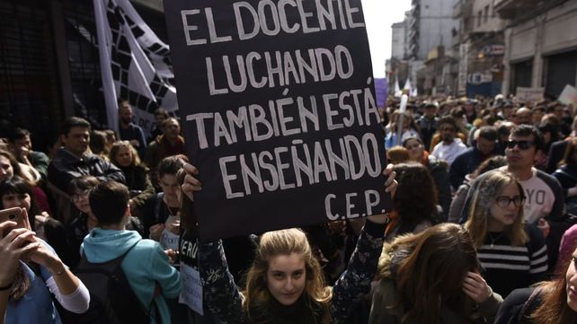 Una multitudinaria marcha cerró filas en defensa de la universidad pública