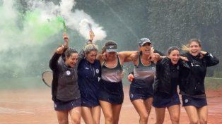 Festejo descontrolado de las chicas de Jockey Club tras imponerse en el campeonato organizado por la Asociación Rosarina de Tenis.