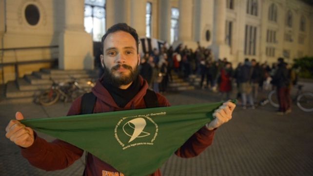 A favor. Un estudiante de Medicina muestra el pañuelo de la Campaña Nacional por el Derecho al Aborto Legal