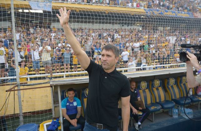 Coudet saluda a los hunchas en medio de la ovación que recibió en el Gigante de Arroyito.