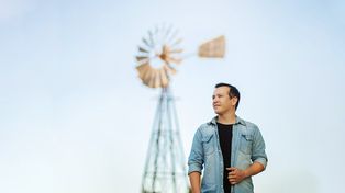 El músico y vocalista mariajuanense acompañó a un amigo y luego se incorporó en una de las agrupaciones que musicalizan los encuentros en la parroquia del Padre Ignacio en Rosario. Ahora lanzará su primer álbum.
