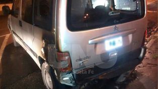 Los quemacoches incendiaron una camioneta oficial a metros de la Jefatura y los Bomberos