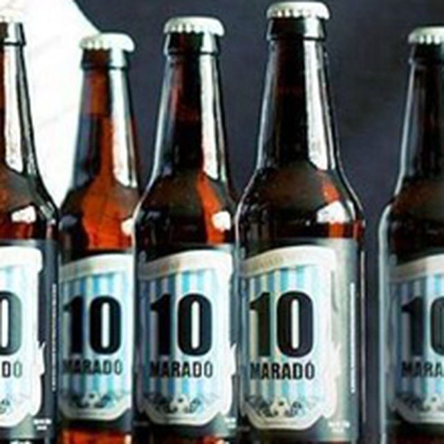 En M&eacute;xico, lanzan la cerveza 10 Marad&oacute;, en apoyo a barras bravas locales