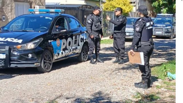 Primera intimación a la madre de un alumno de 13 años a pagar más de $6 millones por un operativo policial tras una amenaza escolar