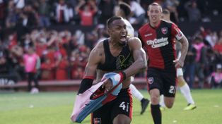 ¿Se saca la camiseta? Willer Ditta es uno de los buenos valores de Newells y seguiría su carrera en Cruz Azul de México.