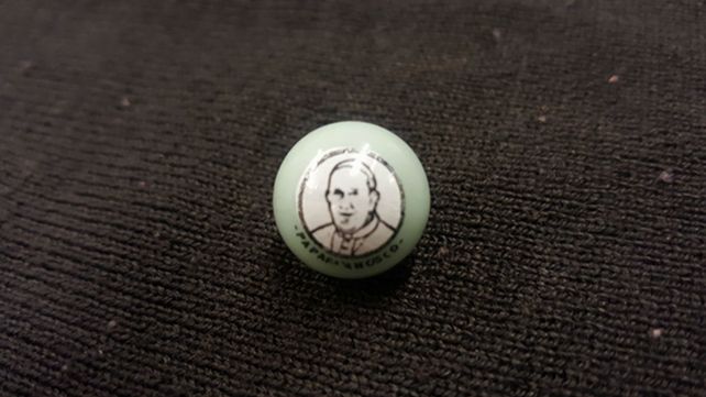 Santafesinos crearon una bolita de vidrio para homenajear al papa Francisco