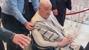 El Papa Francisco, convaleciente por una infección respiratoria, apareció por sorpresa en la basílica de San Pedro.&nbsp;