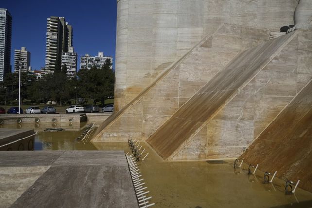 Realizaron tareas de mantenimiento en la flamante fuente del Monumento
