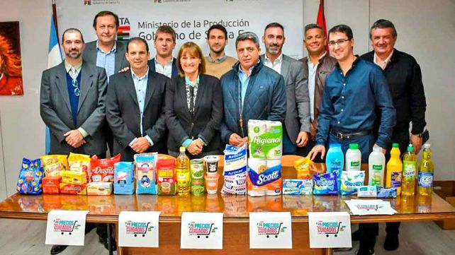 A cuidar el bolsillo. Funcionarios y empresarios durante la presentación de los productos de la canasta de ofertas vigentes en mayo.