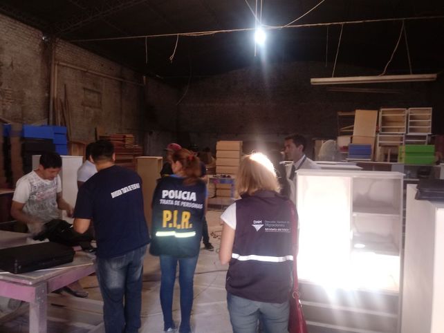 ¿Trata laboral? Los funcionarios policiales y de Migraciones detectaron varias anomalías.