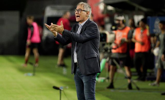 Holan, en su primer partido como técnico de Central. Fue en La Plata, frente a Estudiantes.