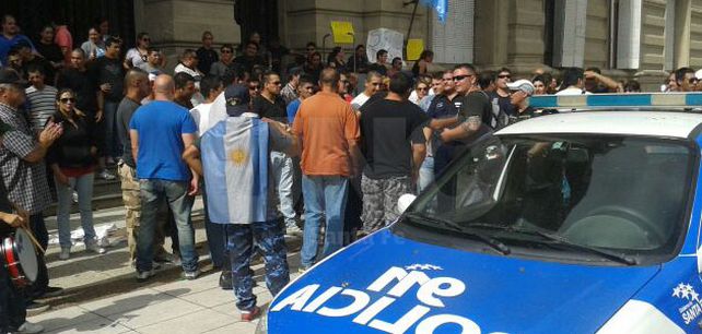 Agentes policiales acampan frente a Casa de Gobierno a la espera de la reunión con el gobernador Antonio Bonfatti