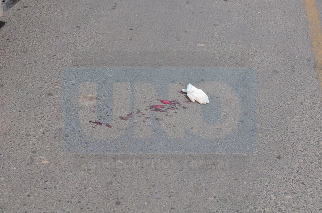 Un ciclista quedó aprisionado entre un camión en doble fila y una camioneta policial