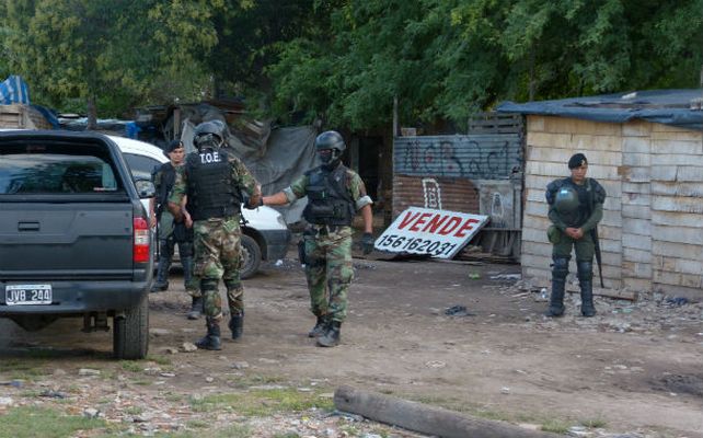 Gendarmería en medio de uno de los 89 allanamientos realizados el miércoles tras el arribo. (Foto: A. Amaya)