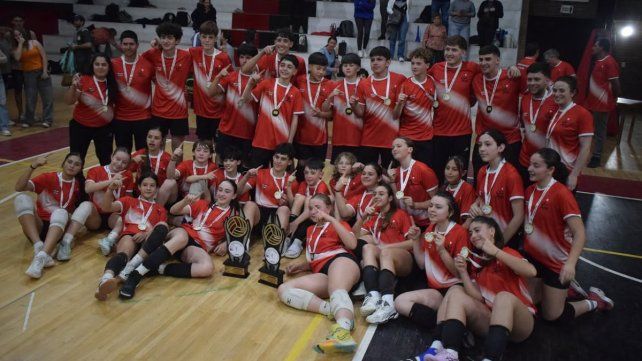 Jugadores y jugadoras de la Asociación Paranaense de Vóleibol celebran el título.