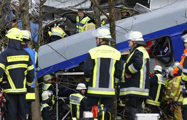 Los heridos menos graves están siendo tratados por los efectivos de emergencias en la zona del accidente. (Foto:AP)